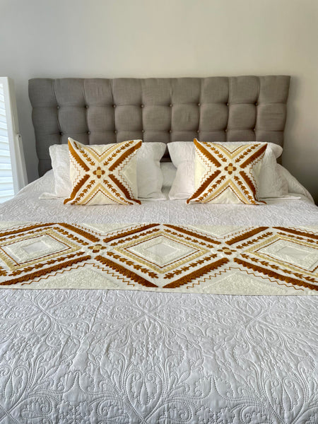 Piecera Bordada + 2 Fundas , 70 x 210 cm