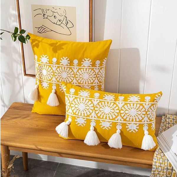 Funda Cojín 45 x 45 cm, estilo Boho. Mostaza fleco blanco